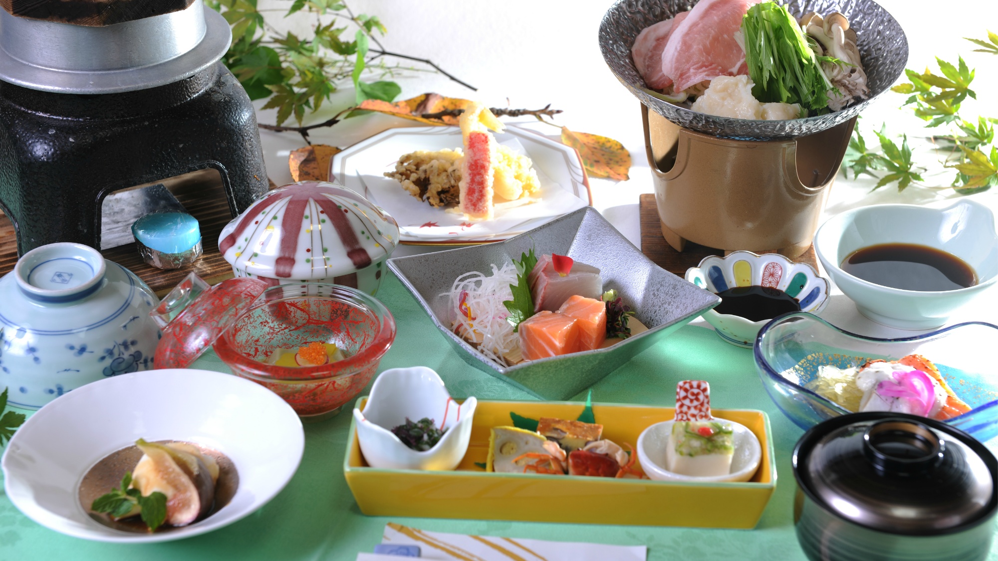 お食事一例：季節毎の旬の恵みや熊本を代表するお料理など、ご満足いただけるメニューをご用意しています。