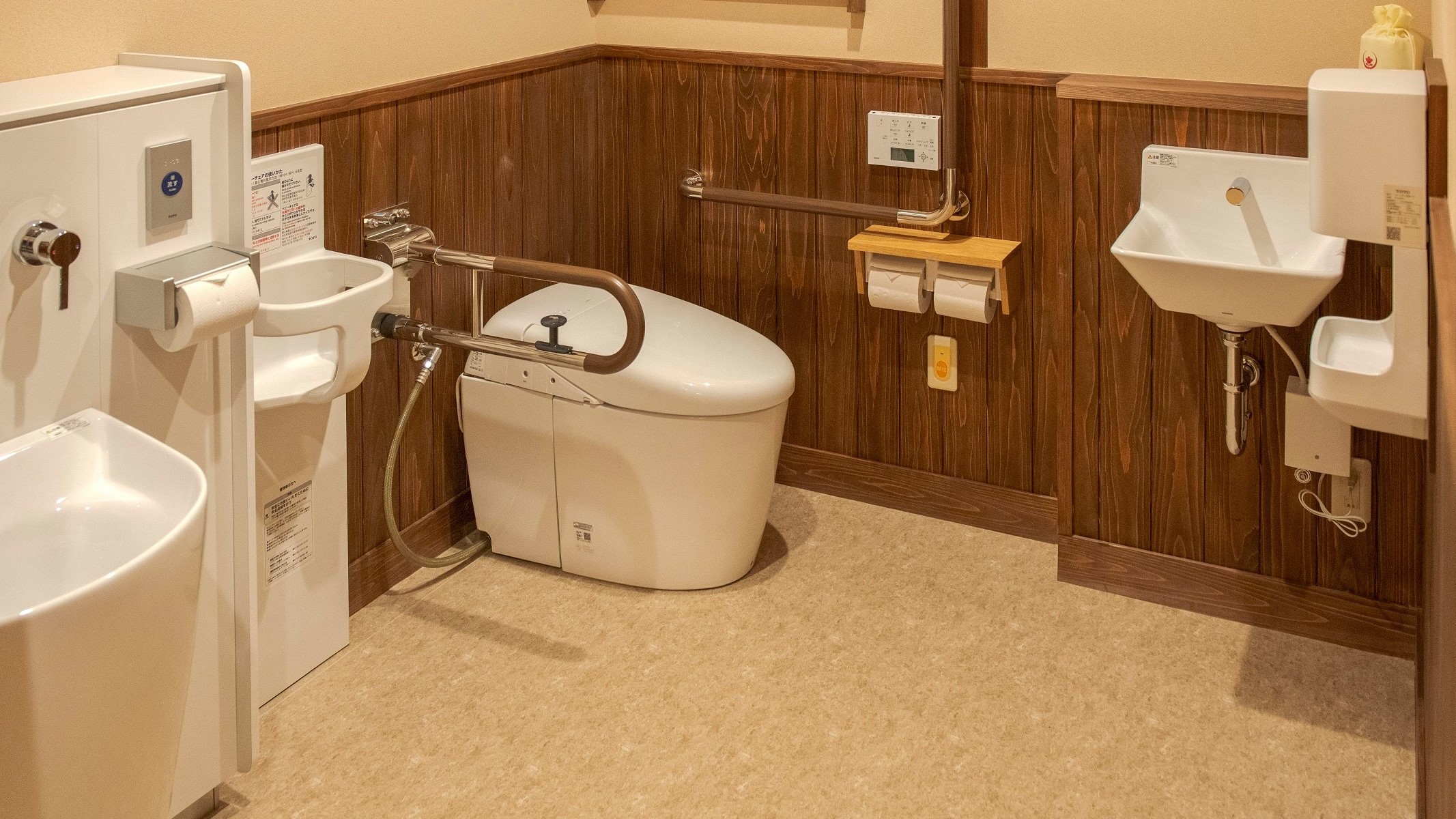 【ユニバーサルトイレ】1階ロビーにございます。