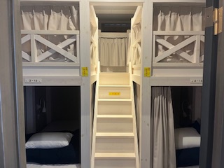 最大４名　鍵付き個室　　シングル×４ベッド