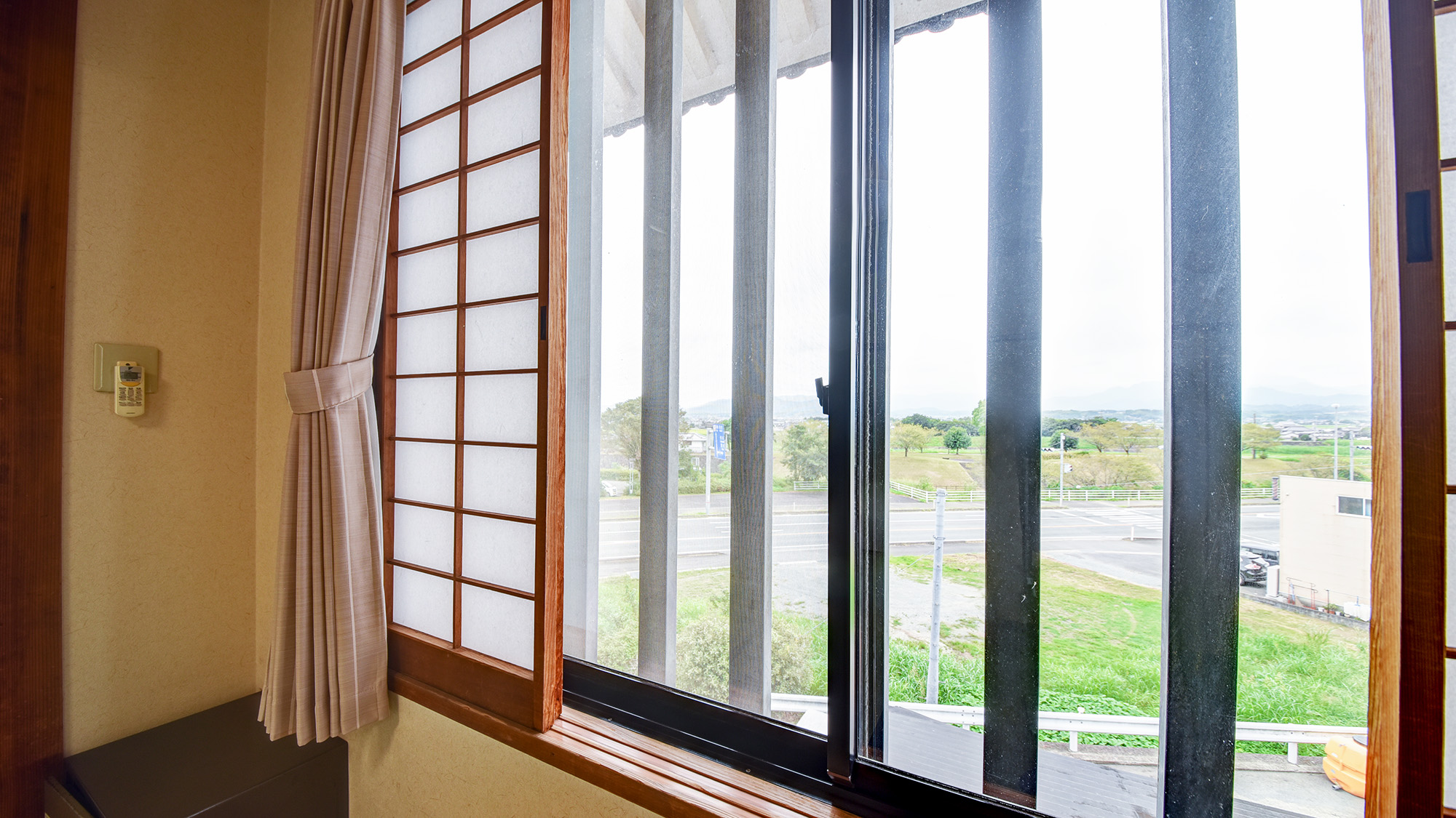 *【和室一例】お部屋からの景色。広めの窓から外の様子を眺めることもできます！