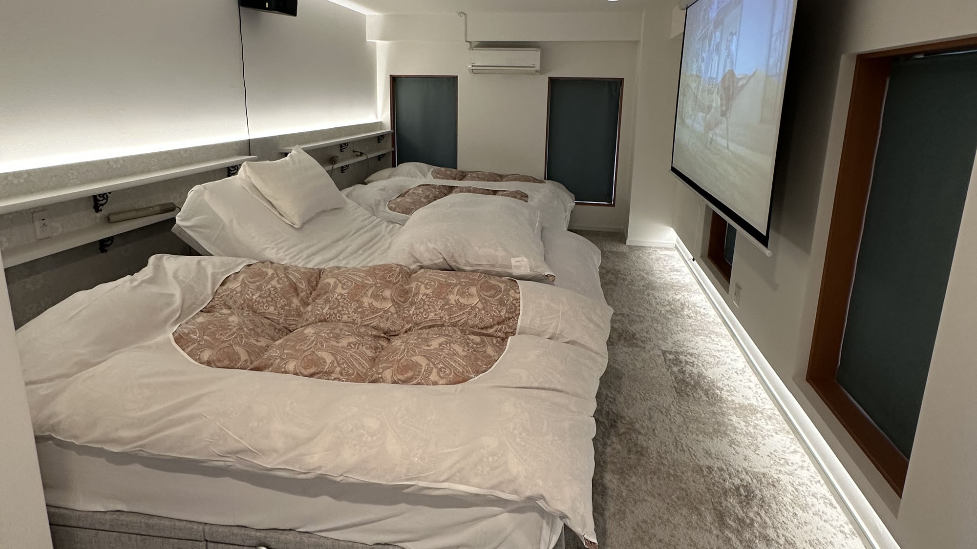 5階PREMIUM SUITE限定◆シモンズ電動ベッド+プロジェクター導入しました*