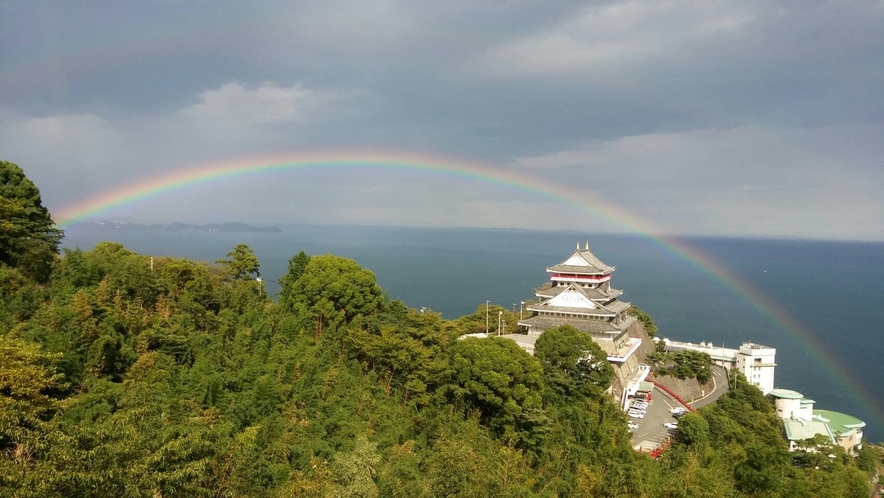 虹がきれいにかかった風景を見れることも。