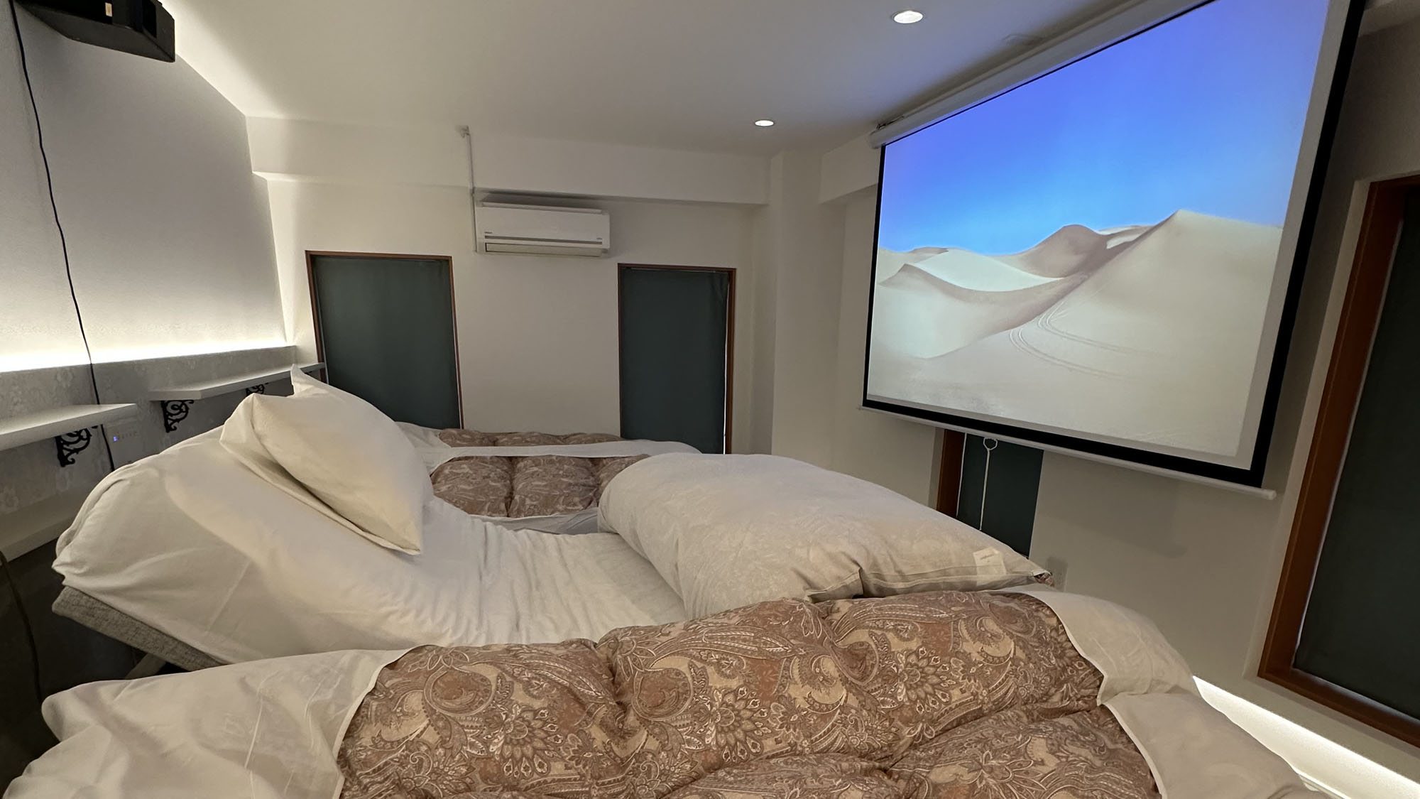 5階PREMIUM SUITE限定◆シモンズ電動ベッド+プロジェクター導入しました*