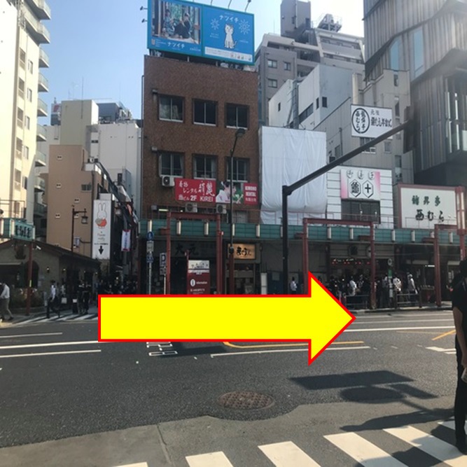 【銀座線：①】　「浅草駅１番出口」を出て大通りを右に進みます