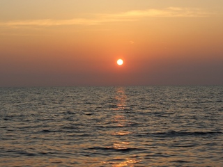 夕焼けに染まる白浜の海