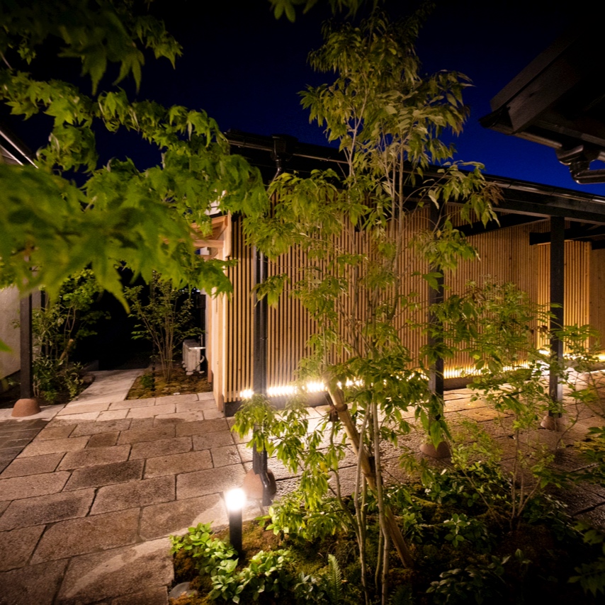 ■御宿 田 離宮 ／ 離れ客室への回廊■ 夜は静寂に包まれる。全7室のプライベートリゾート。