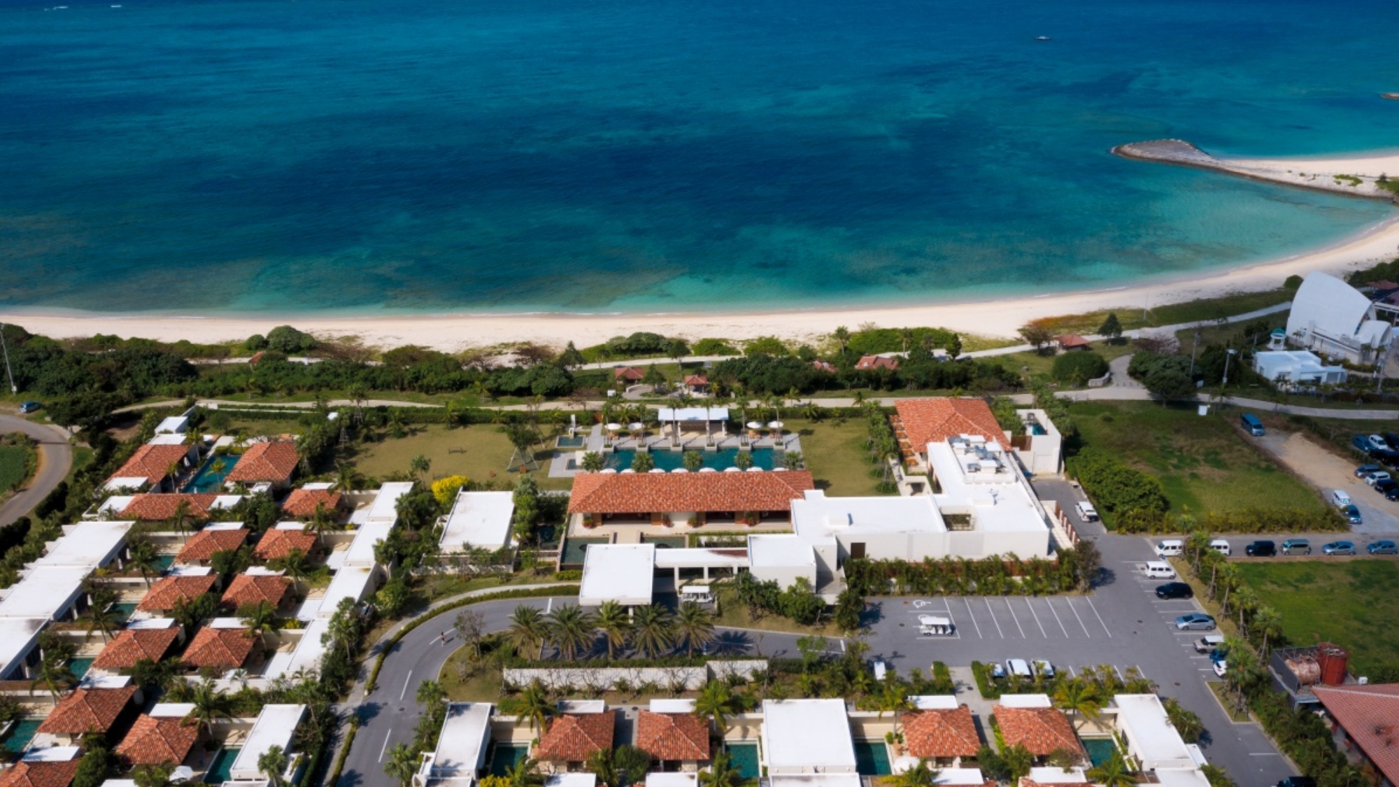 地域独自の自然景観を生かし、プライベートな居住空間を大切にした全室プール付きのヴィラ