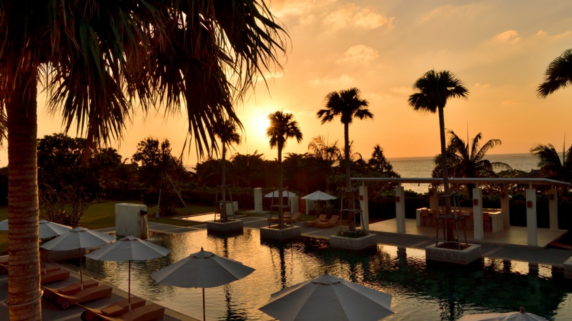 アペリティフタイム　五感を満たす南国のサンセットタイムをお楽しみください。