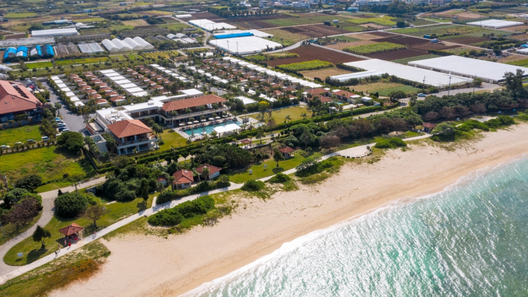 西海岸に沈む夕日と水平線を望む、絶景のリゾートロケーション