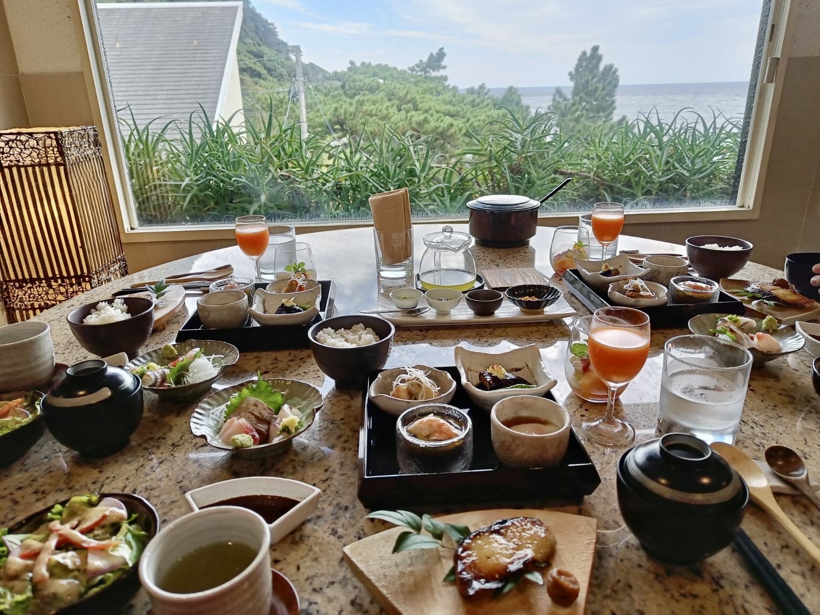 【朝食】海を望み、穏やかに始まる朝