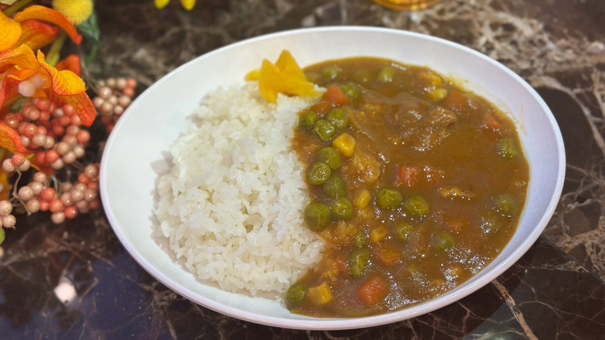 【無料のカレーサービス（18:00～20:00）】お部屋へのお持ち帰りも可能です。