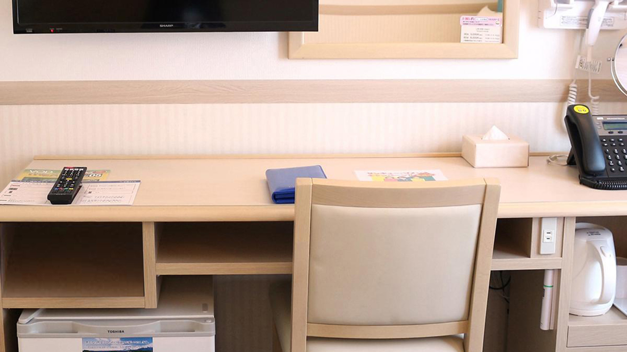 【デスク回り】全てのお部屋にデスクをご用意しております