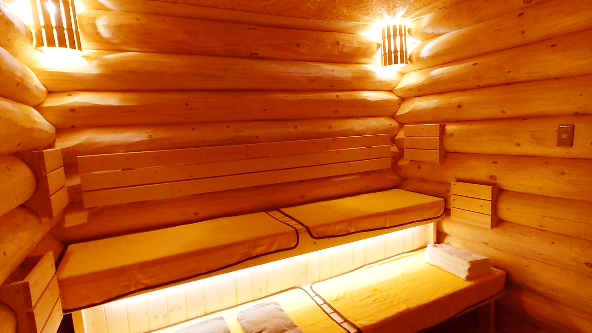 室内は幅２ｍ以上のひな壇式です。お二人でゆったりお過ごしいただけます。間接照明で落ち着いた雰囲気。