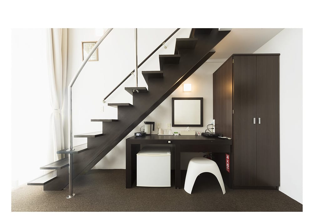 階段を上ると寝室でございます。ご高齢者や脚が不自由な方は御予約の際は十分にご検討くださいませ。