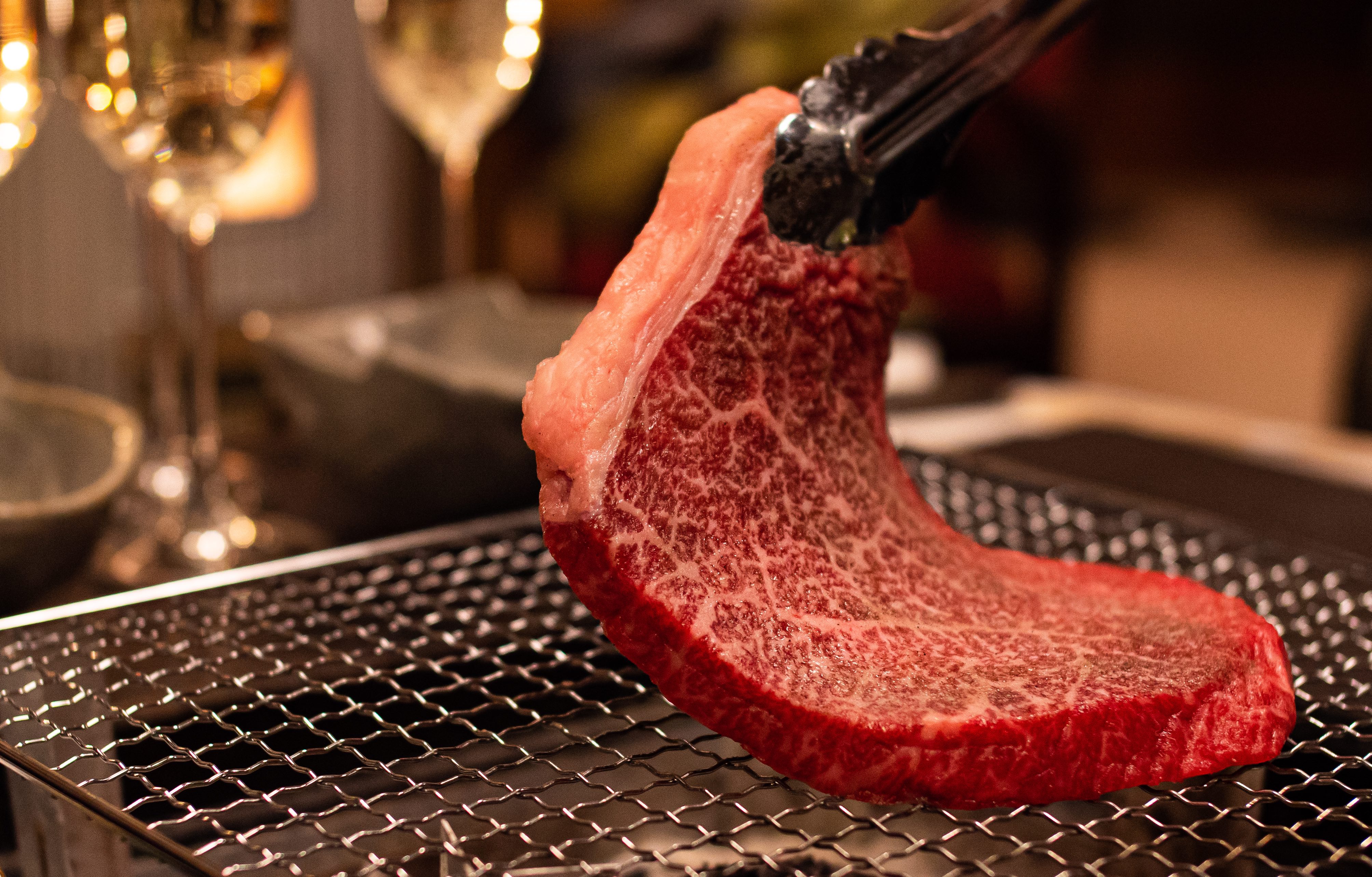 松川館の夕食では信州が誇るプレミアム牛のステーキを提供しています。