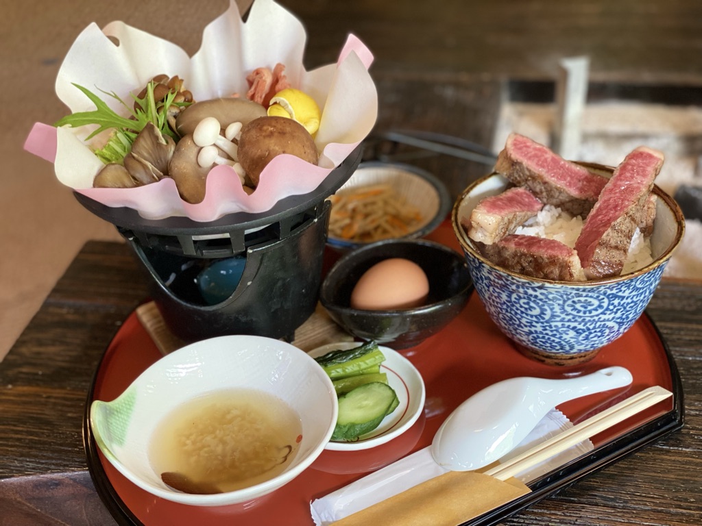 信州高山丼と松川館特製キノコ鍋
