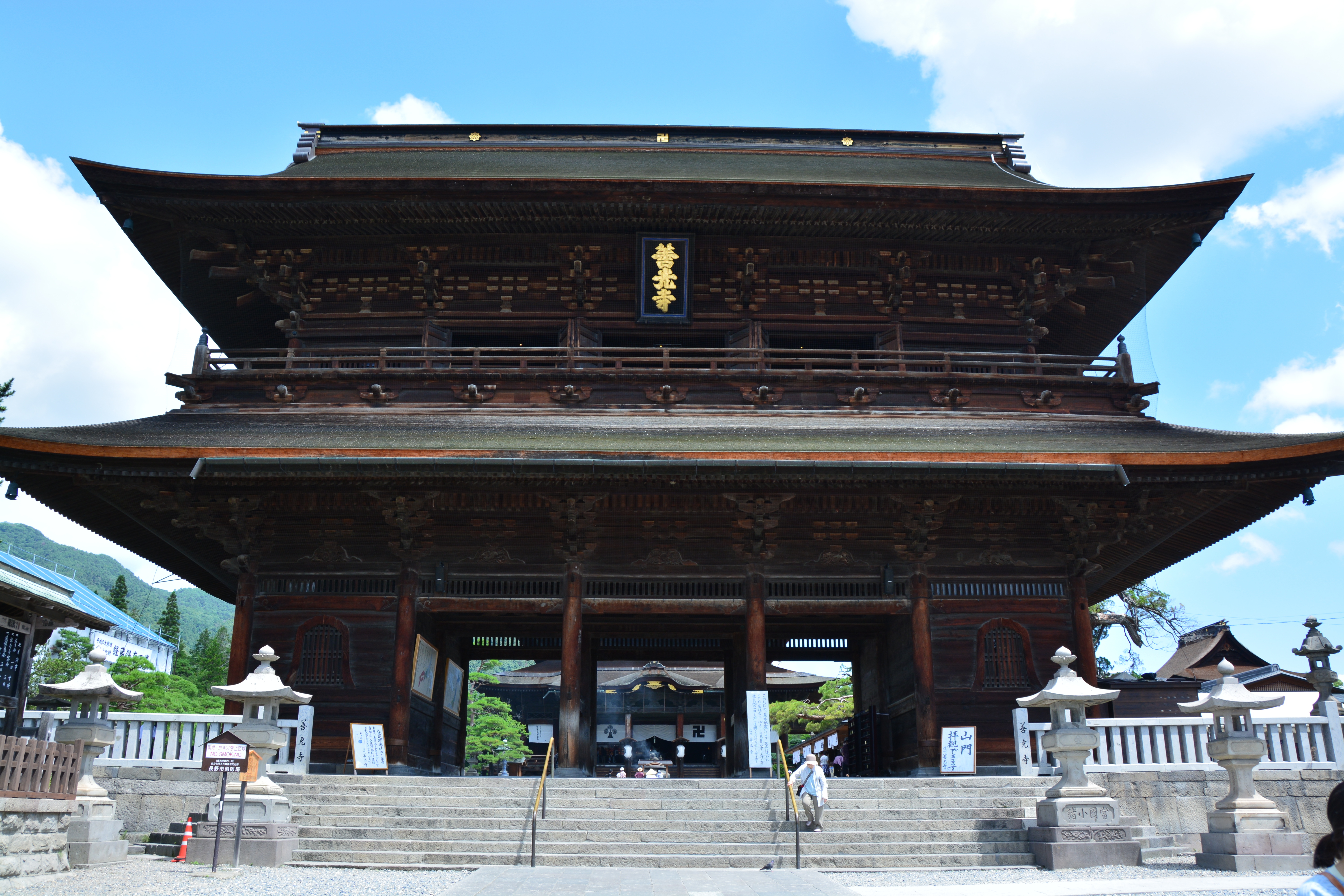 【善光寺】日本最古といわれる仏像をまつる無宗派の寺。松川館から車で40分