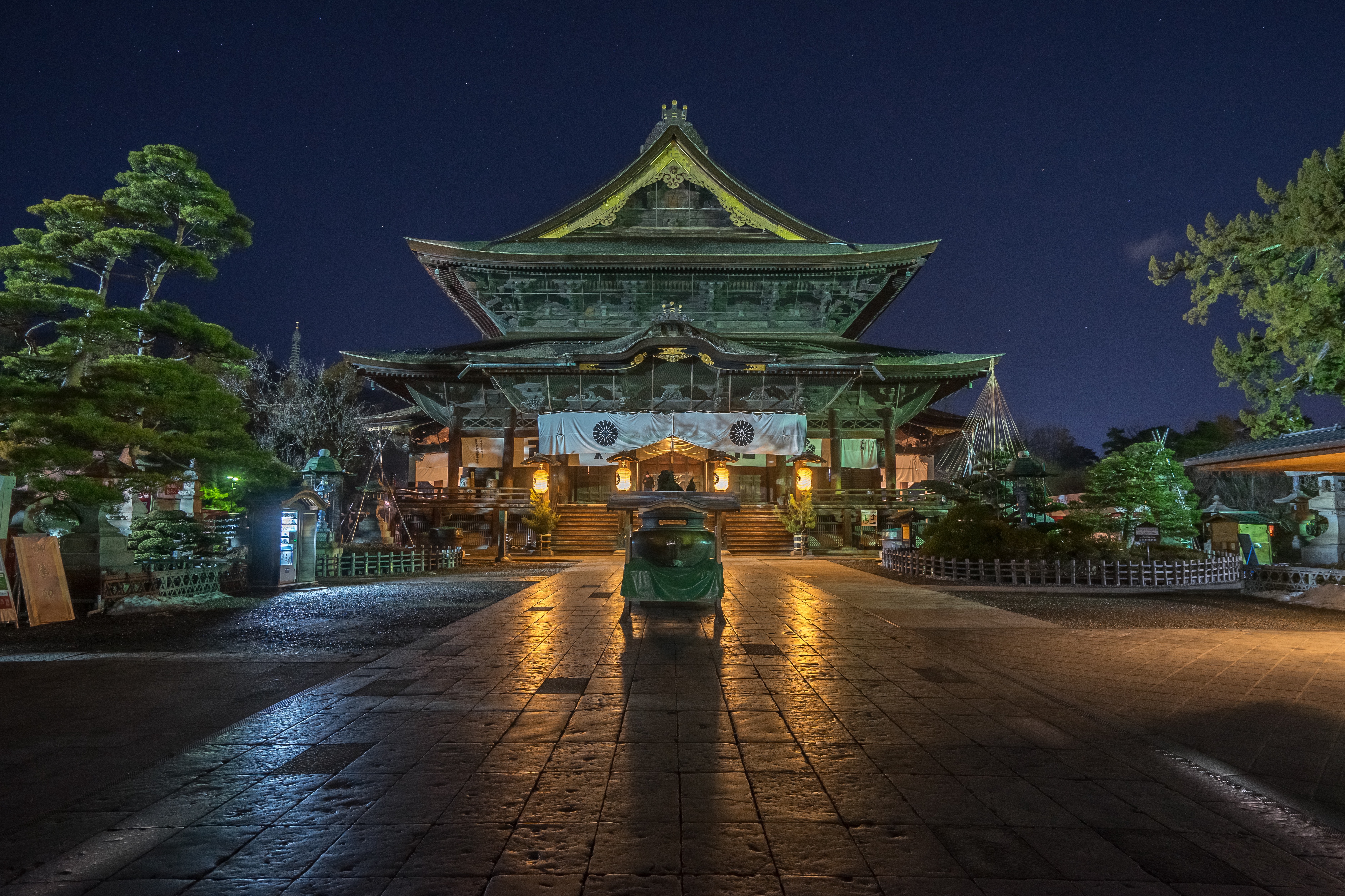 【善光寺】日本最古といわれる仏像をまつる無宗派の寺。松川館から車で40分