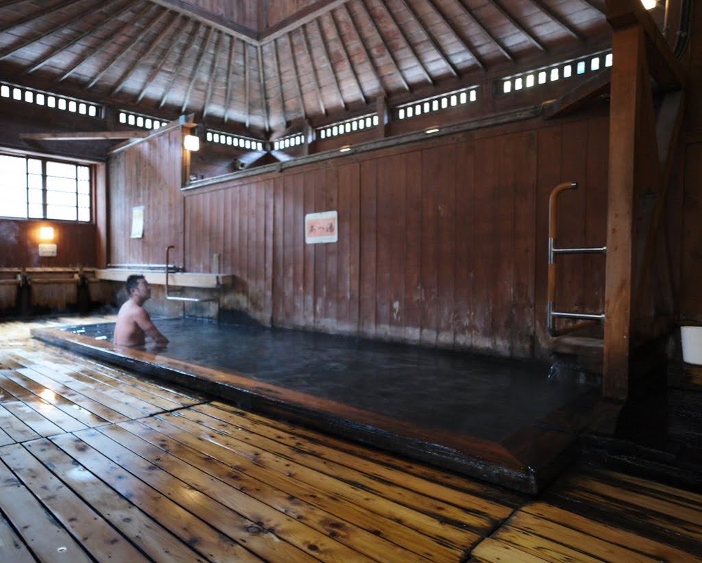 松川館から徒歩1分の風情ある温泉。宿泊者は無料で入浴できます。