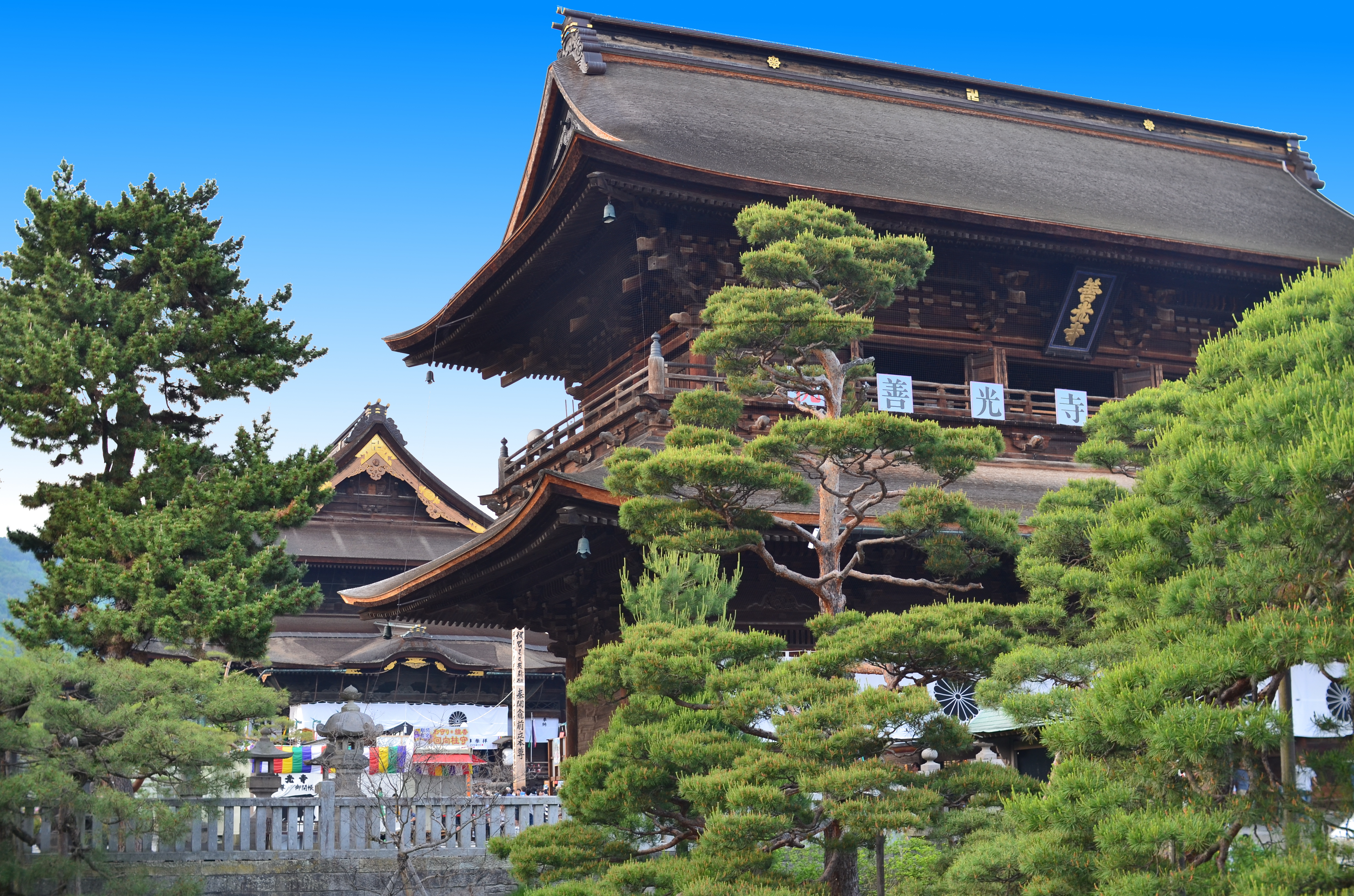 【善光寺】日本最古といわれる仏像をまつる無宗派の寺。松川館から車で40分