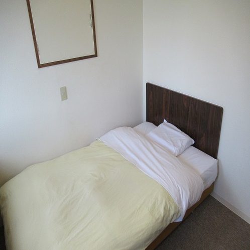 シングルルームは【13平米･122センチ幅ベッド】とゆったり