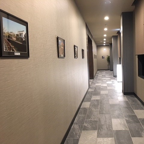 【ギャラリー】大浴場、1階の客室に続く廊下には香取市の風景や催し物をギャラリーのように掲示しています