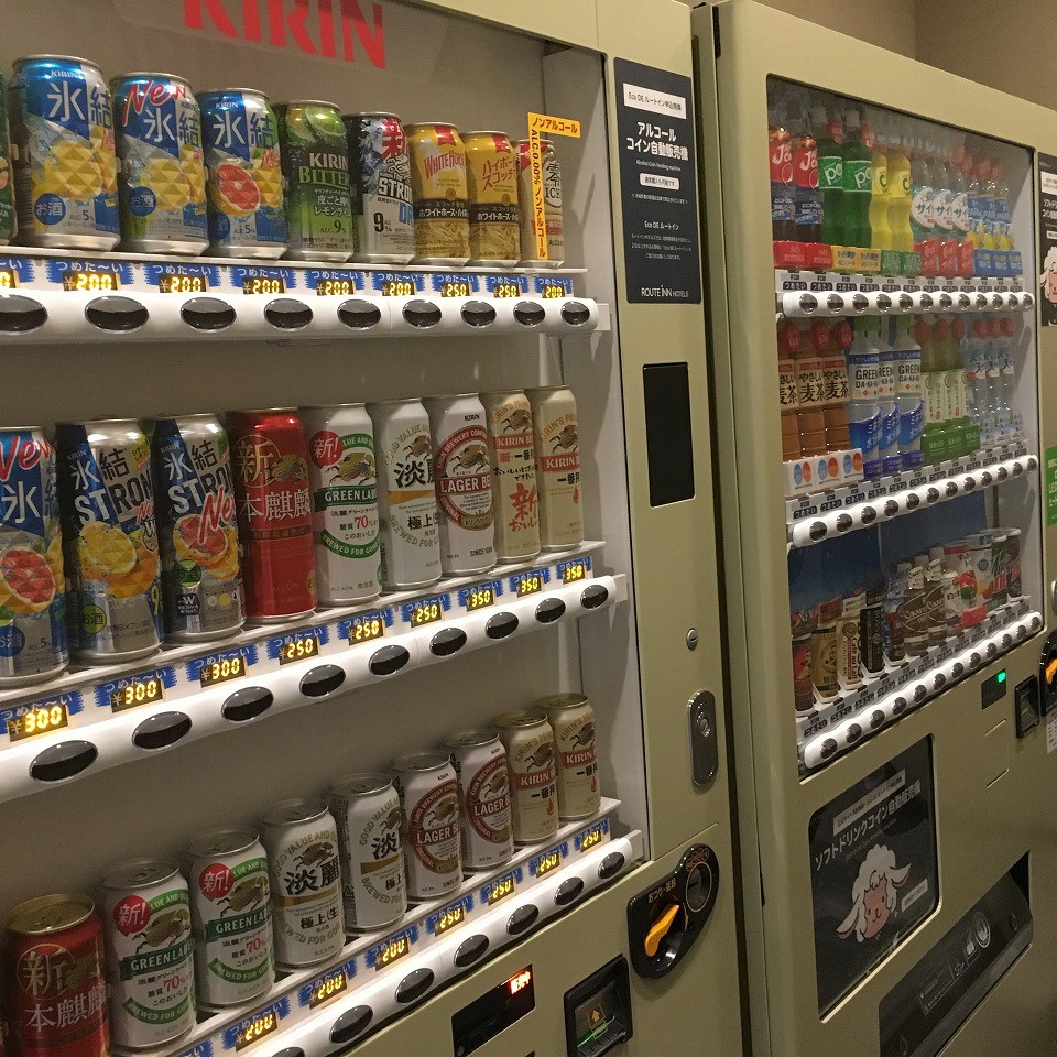 【自動販売機コーナー】1階にはお酒、ソフトドリンクの自動販売機をご用意。