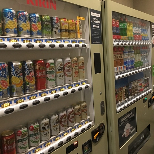【自動販売機コーナー】1階にはお酒、ソフトドリンクの自動販売機をご用意。