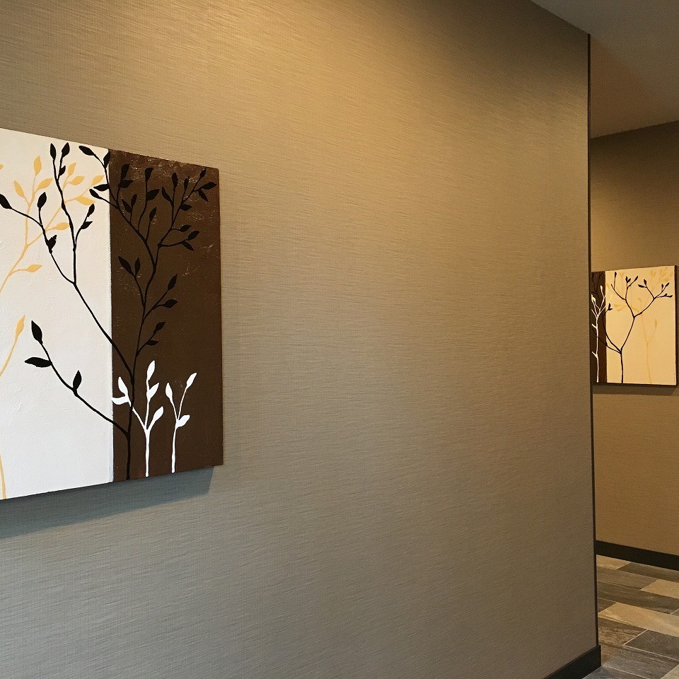 廊下に掲げられたデザイン絵画　その場の雰囲気に合った絵画が飾られています
