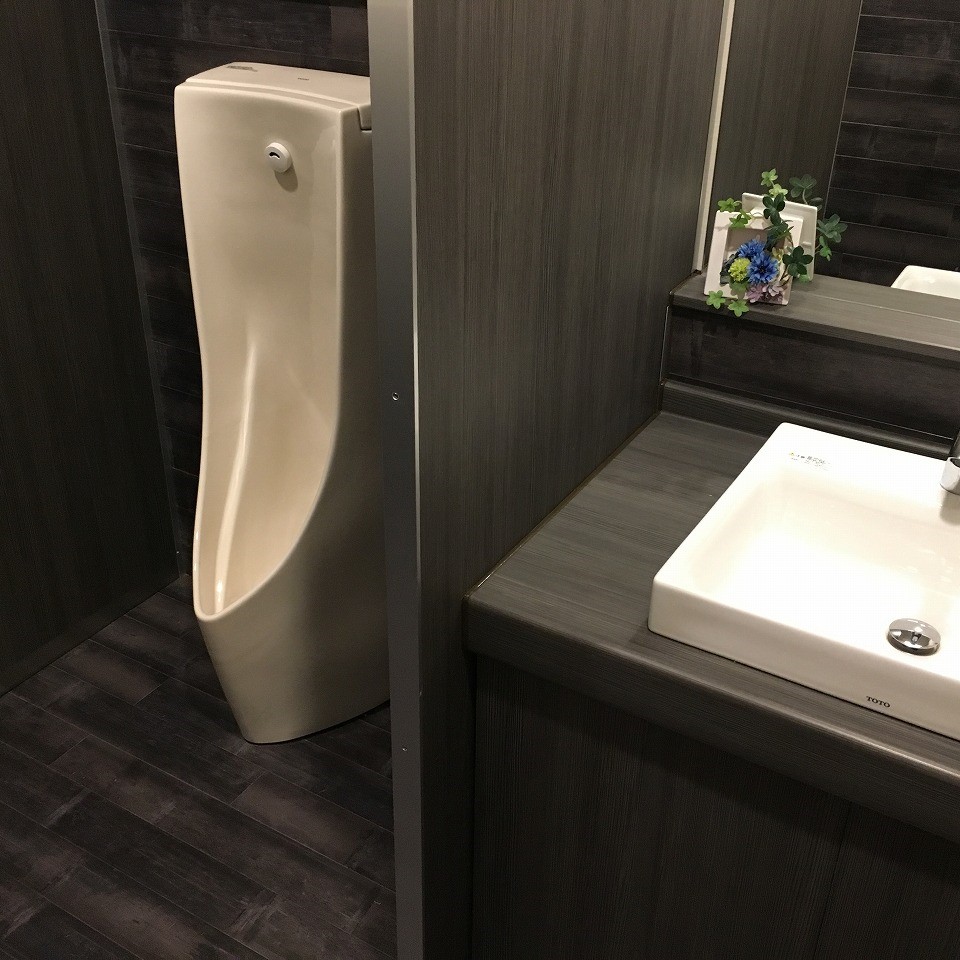 【ロビー男性化粧室】トイレのデザインにもこだわりました