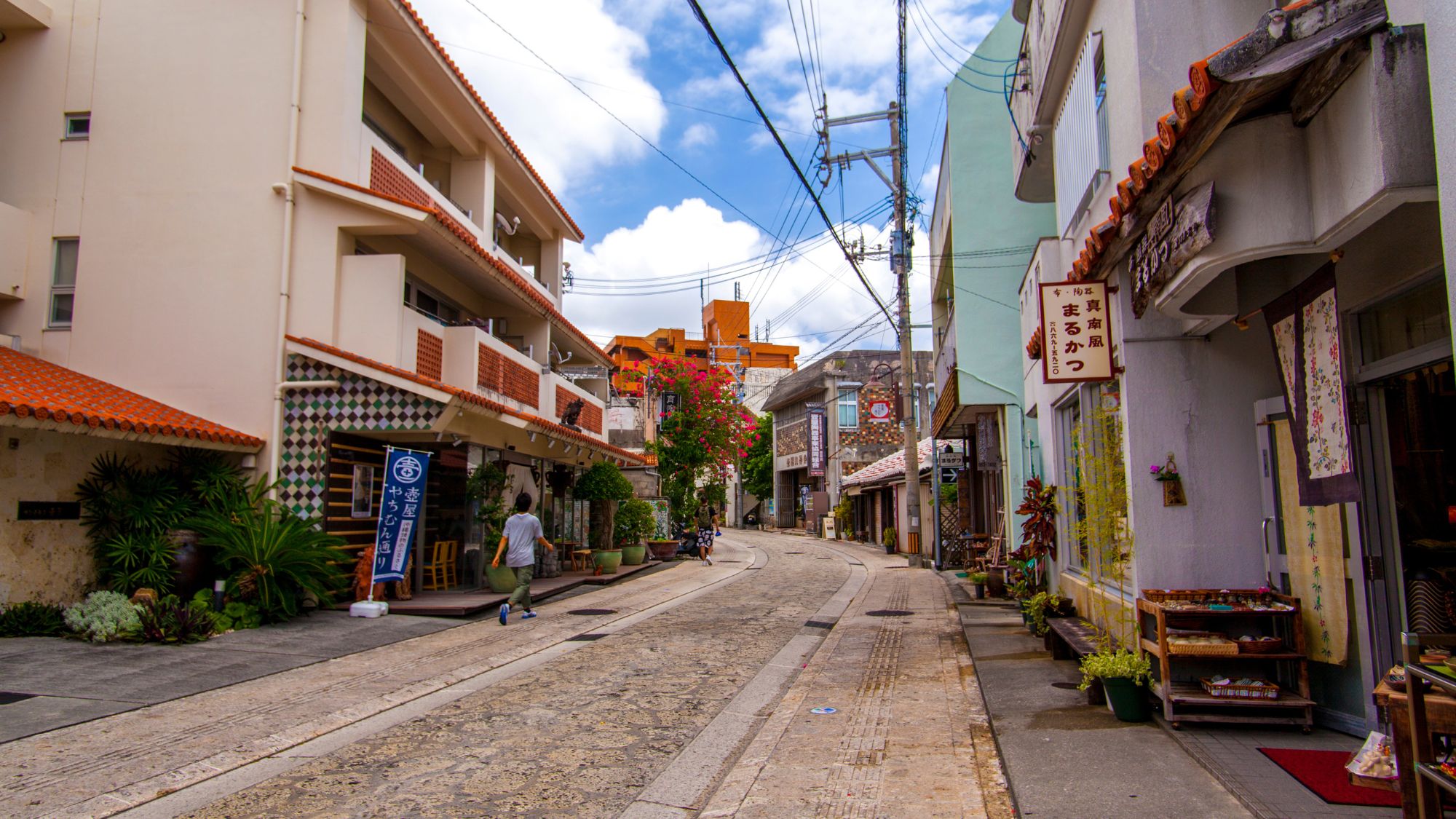 【やちむん通り】当館から車で約10分