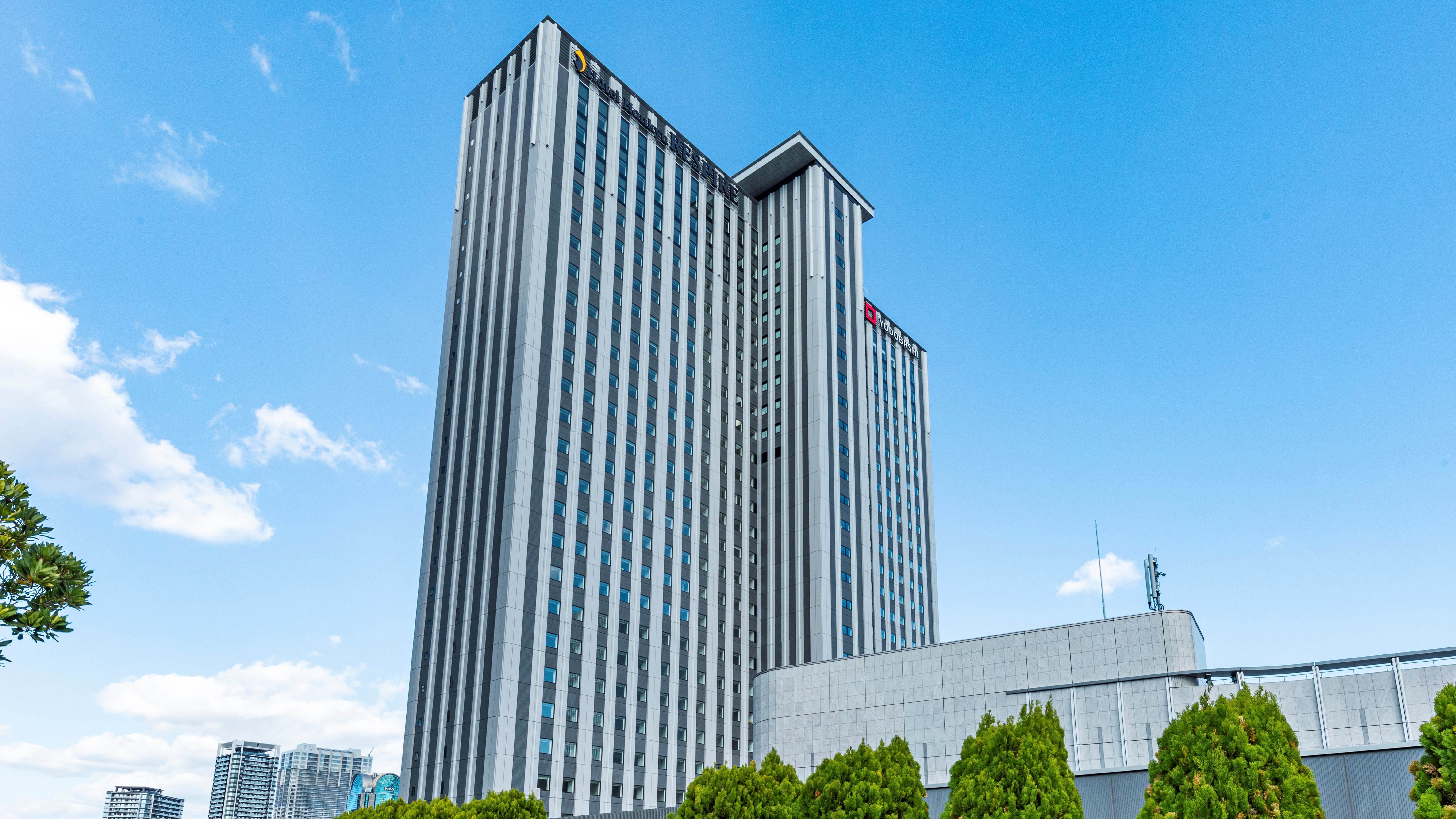  1階・2階にホテルエントランスを設置！2階はJR「大阪駅」とデッキで繋がっており移動もスムーズです