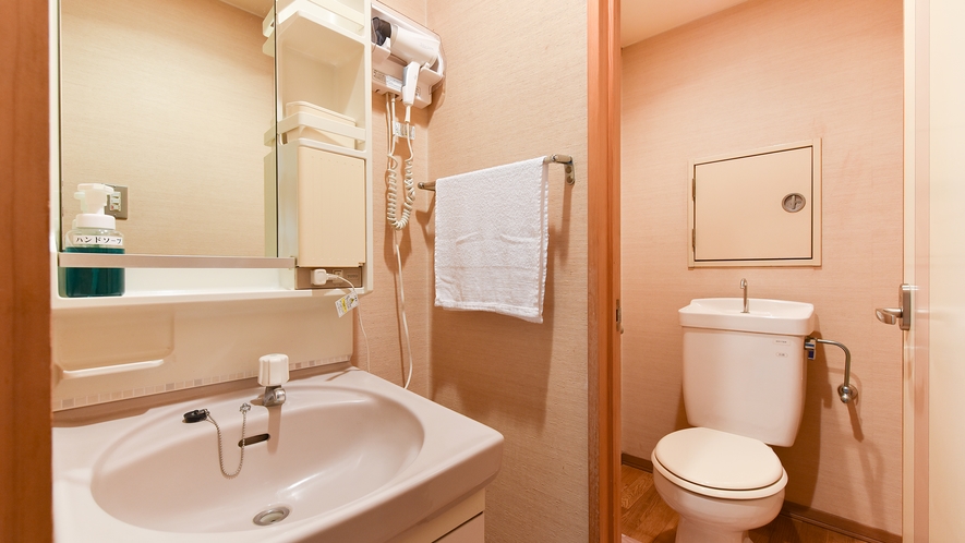 *【民宿和室】洗面台・トイレ。一部和室はお風呂がございませんので大浴場をご利用ください。
