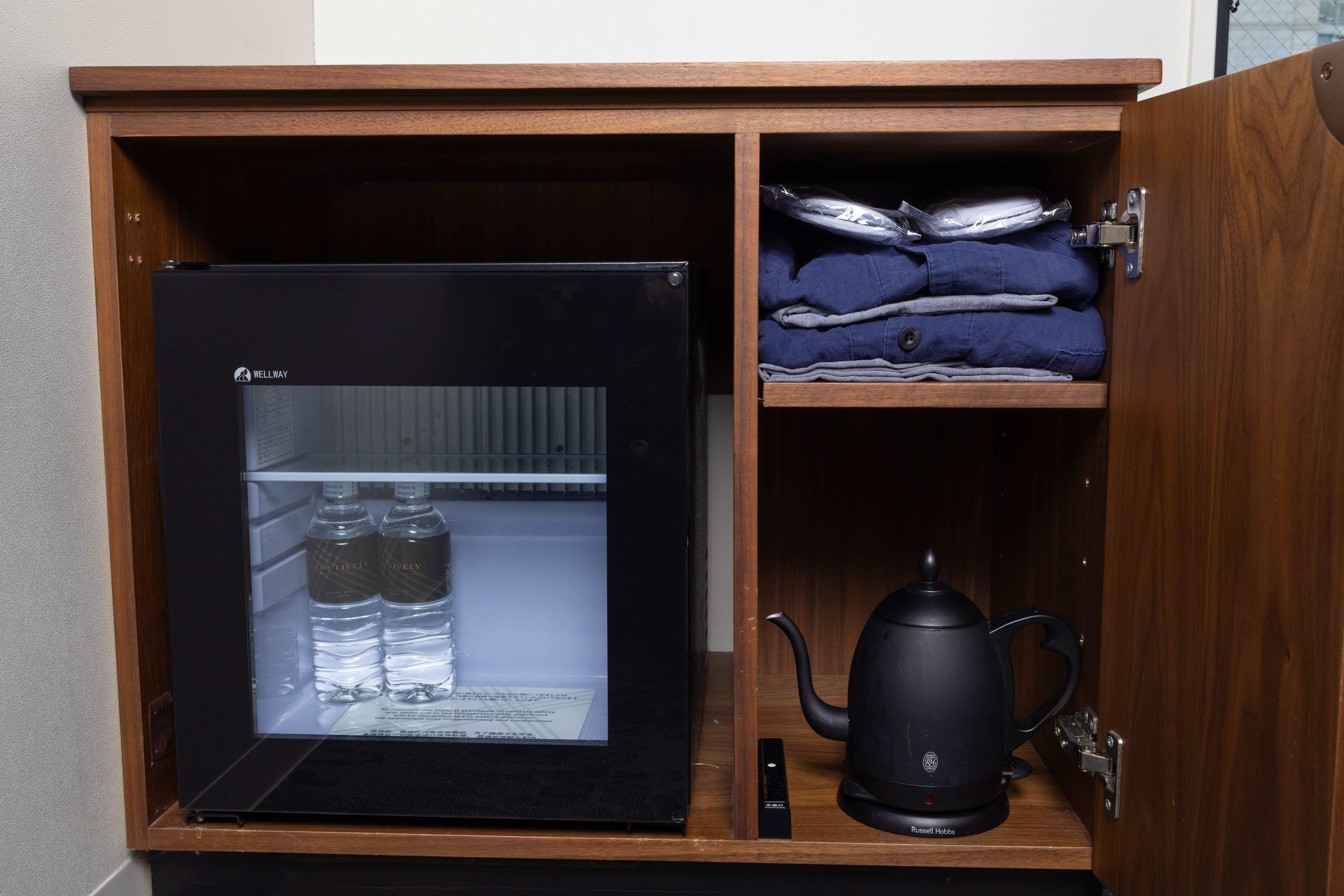 ■冷蔵庫、パジャマ、スリッパ、ケトル