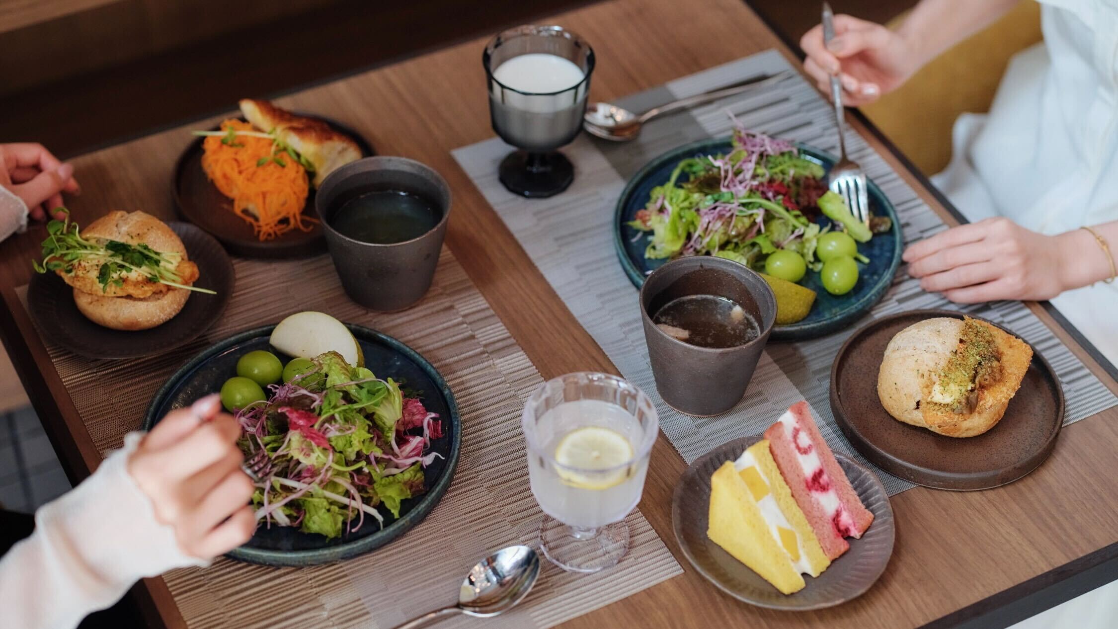 フレンチ惣菜パンの朝食（イメージ）