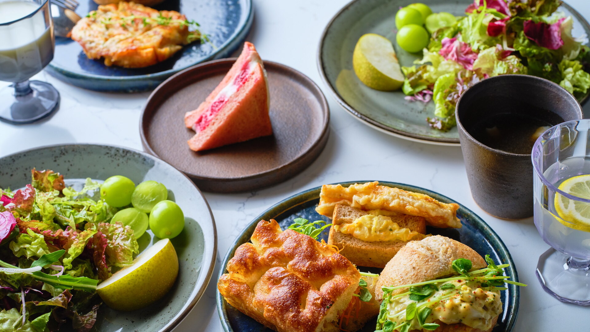 フレンチ惣菜パンの朝食（イメージ）