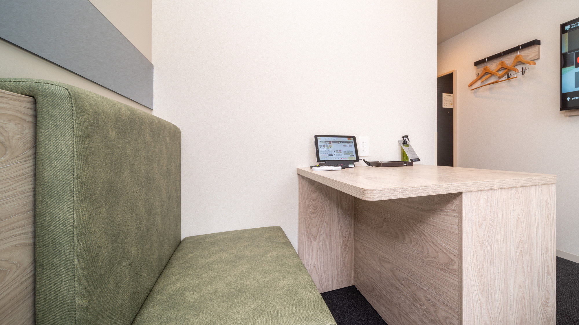 ワイドデスクで作業も捗ります