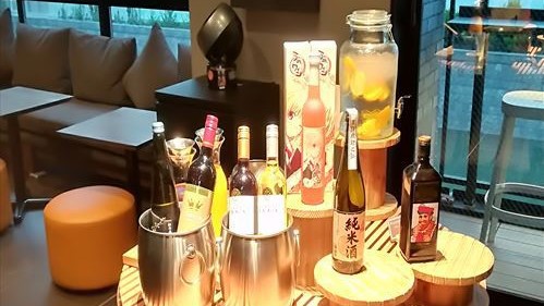 ワインや焼酎、コーヒー等をラウンジでゆったりと楽しめる無料ウェルカムバー