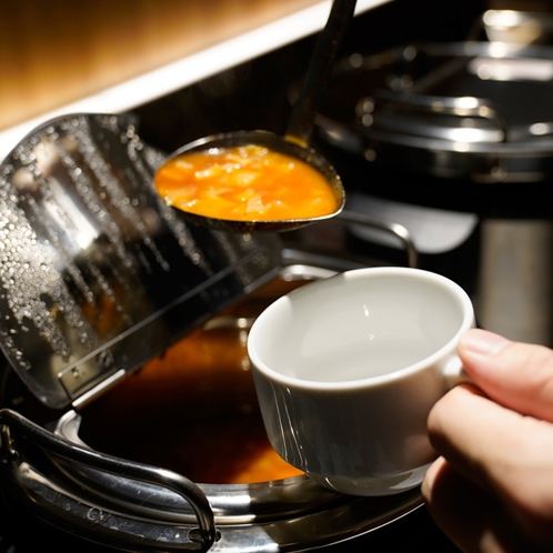【朝食バイキング】朝からホッと一息。温かいスープをどうぞ。
