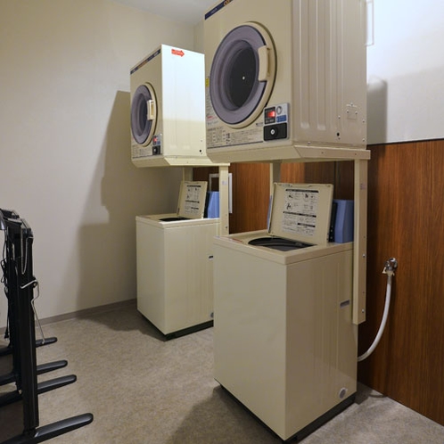 【設備】4〜6階の各フロアには、洗濯機と乾燥機を２台ずつ設置しております。