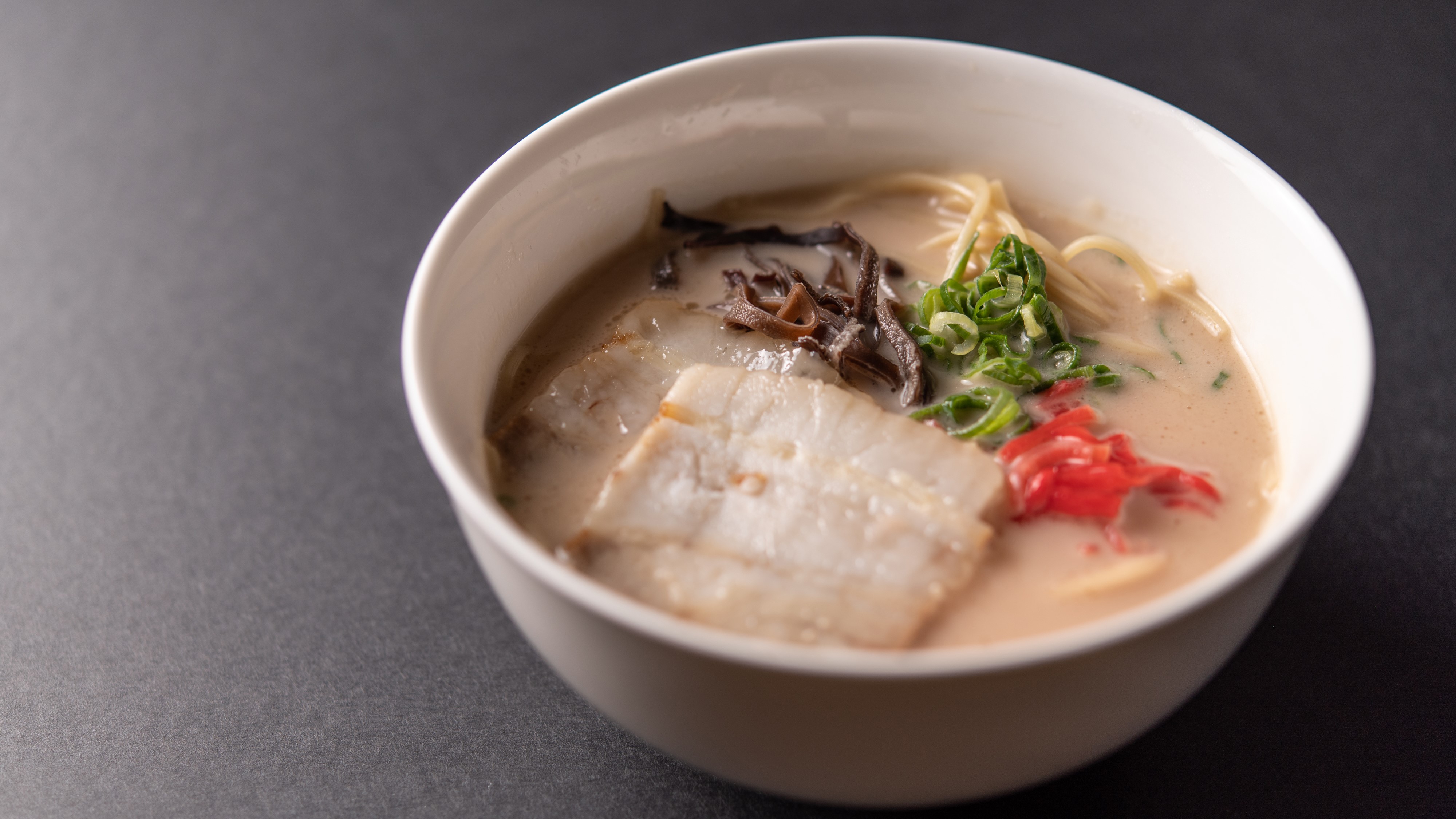 【とんこつラーメン】福岡のラーメンといえば、豚骨ベーススープと極細麺が特徴