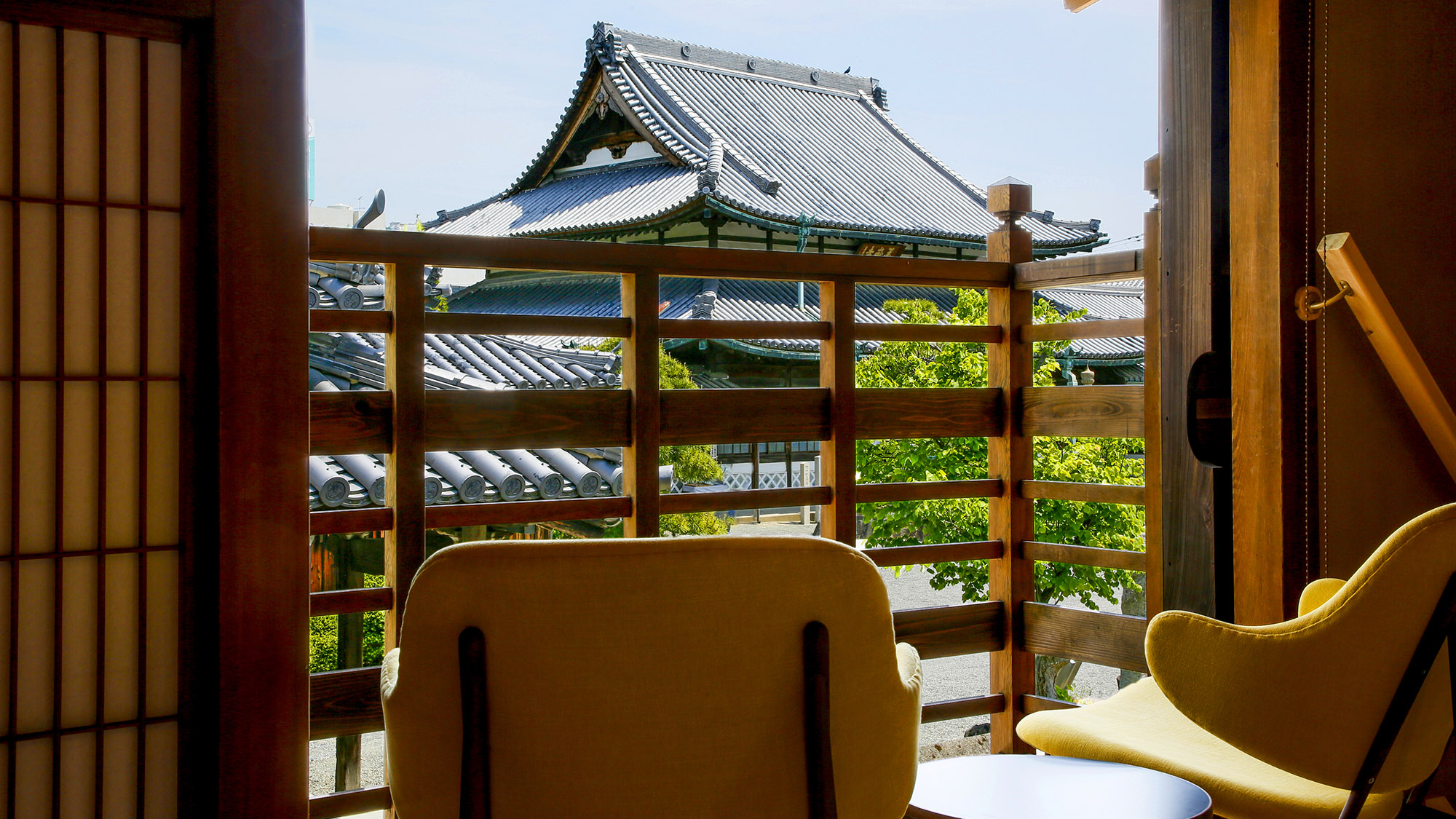 【躑躅（つつじ）】窓からは花岳寺や当館の中庭をご覧いただけます。