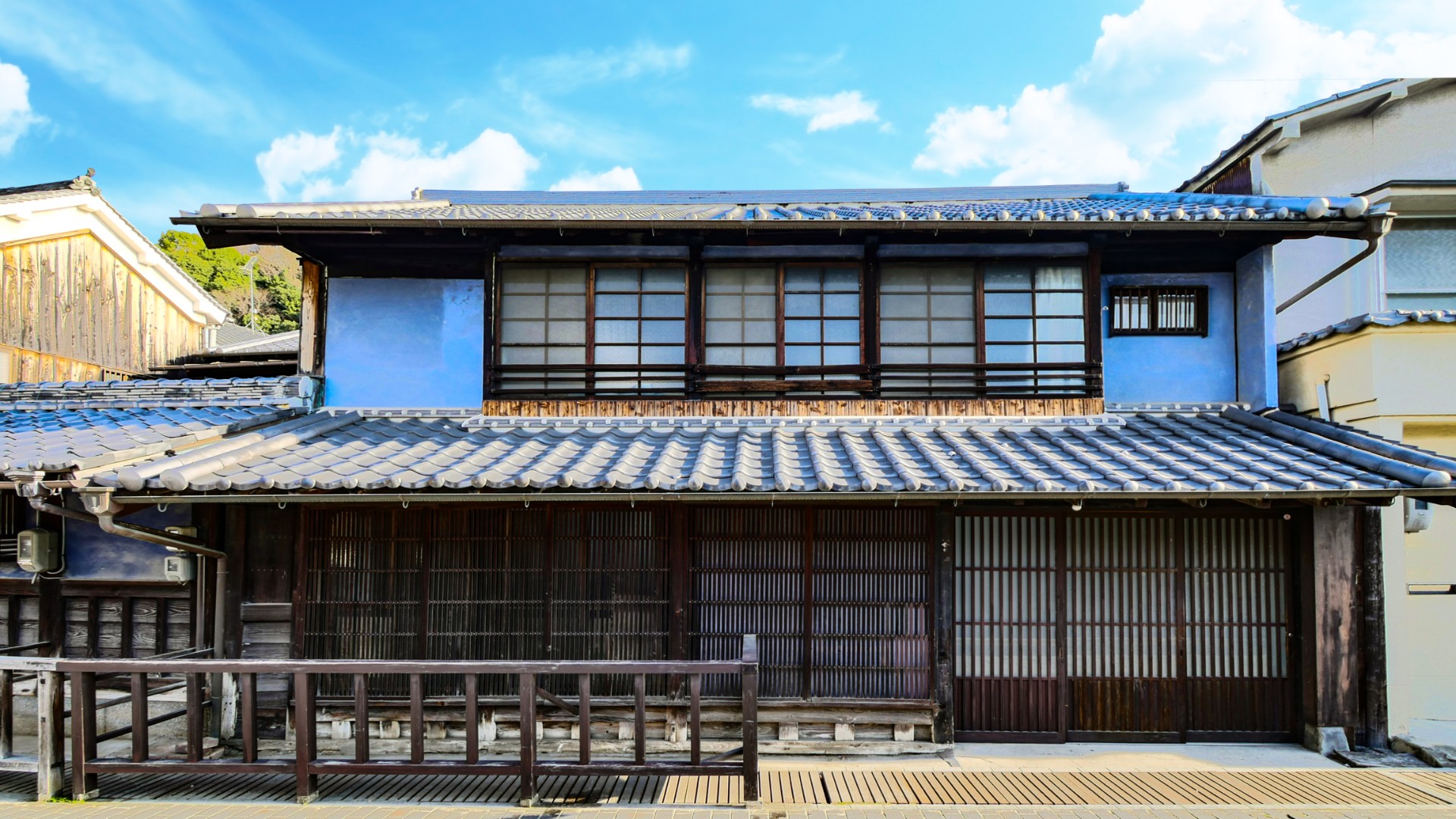 【外観・KIKKO棟】向かいには市の重要文化財「松坂邸」など、昔ながらのまち並みの中に佇む宿泊棟