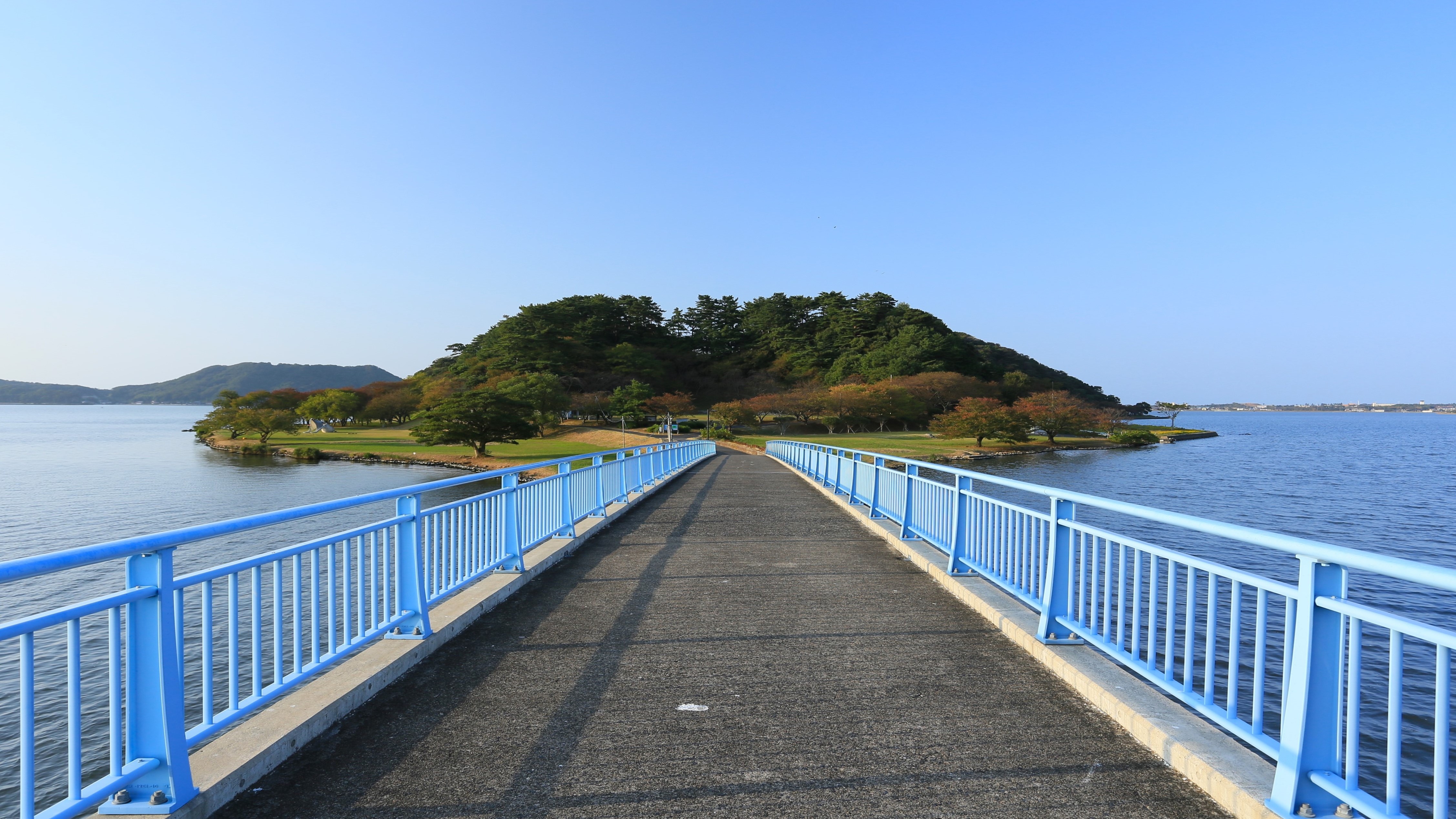写真提供：鳥取県　湖山池・青島大橋