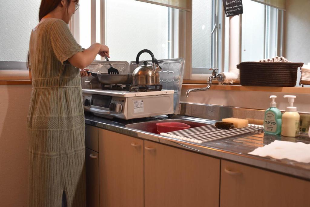 ダイニングルームには共用キッチンがあります。調理器具や調味料、食器も完備しています。