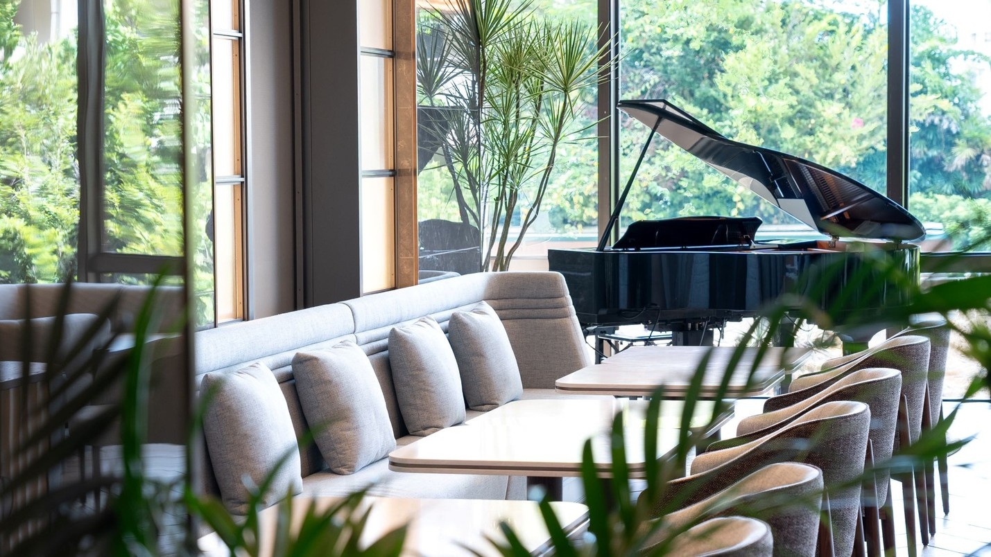 【リニューアル記念】18時スタート｜選べる9種のメイン＆ワンドリンクを愉しむディナー＜夕朝食付＞