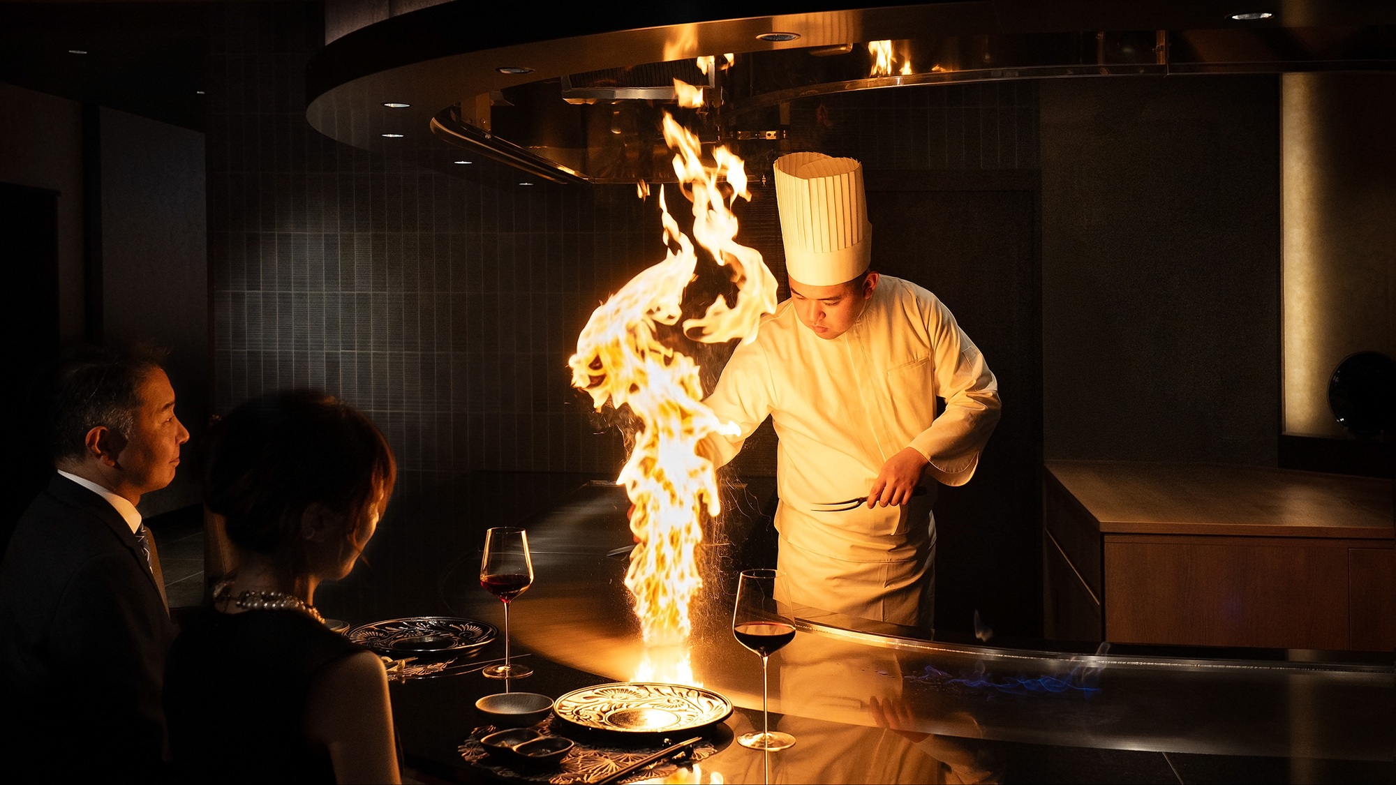 鉄板の焼き音、香ばしい香り、炎が織りなす臨場感で、食事の時間を特別なエンターテインメントへと昇華。