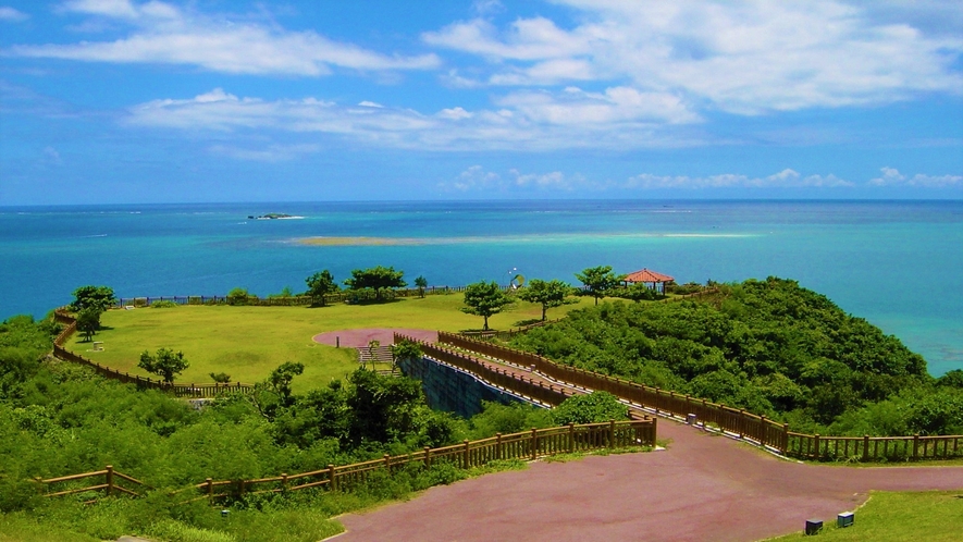 【知念岬】ホテルから車で50分。パノラマビューで海を眺めることができます