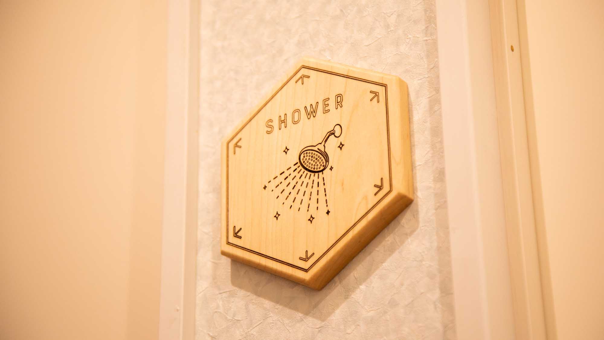 ・館内には男女共用のシャワールームと女性専用のシャワールームがございます