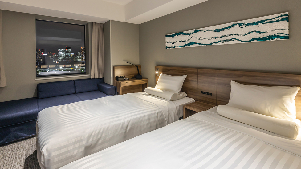 客室から望む豊洲市場（夜景）